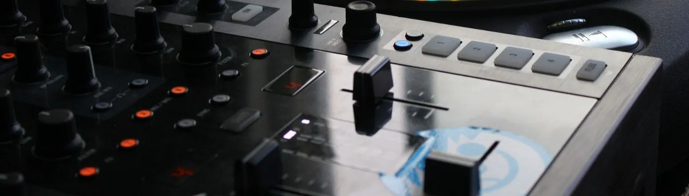 How to choose the right DJ Mixer - Scratch mixer next to a turntable
